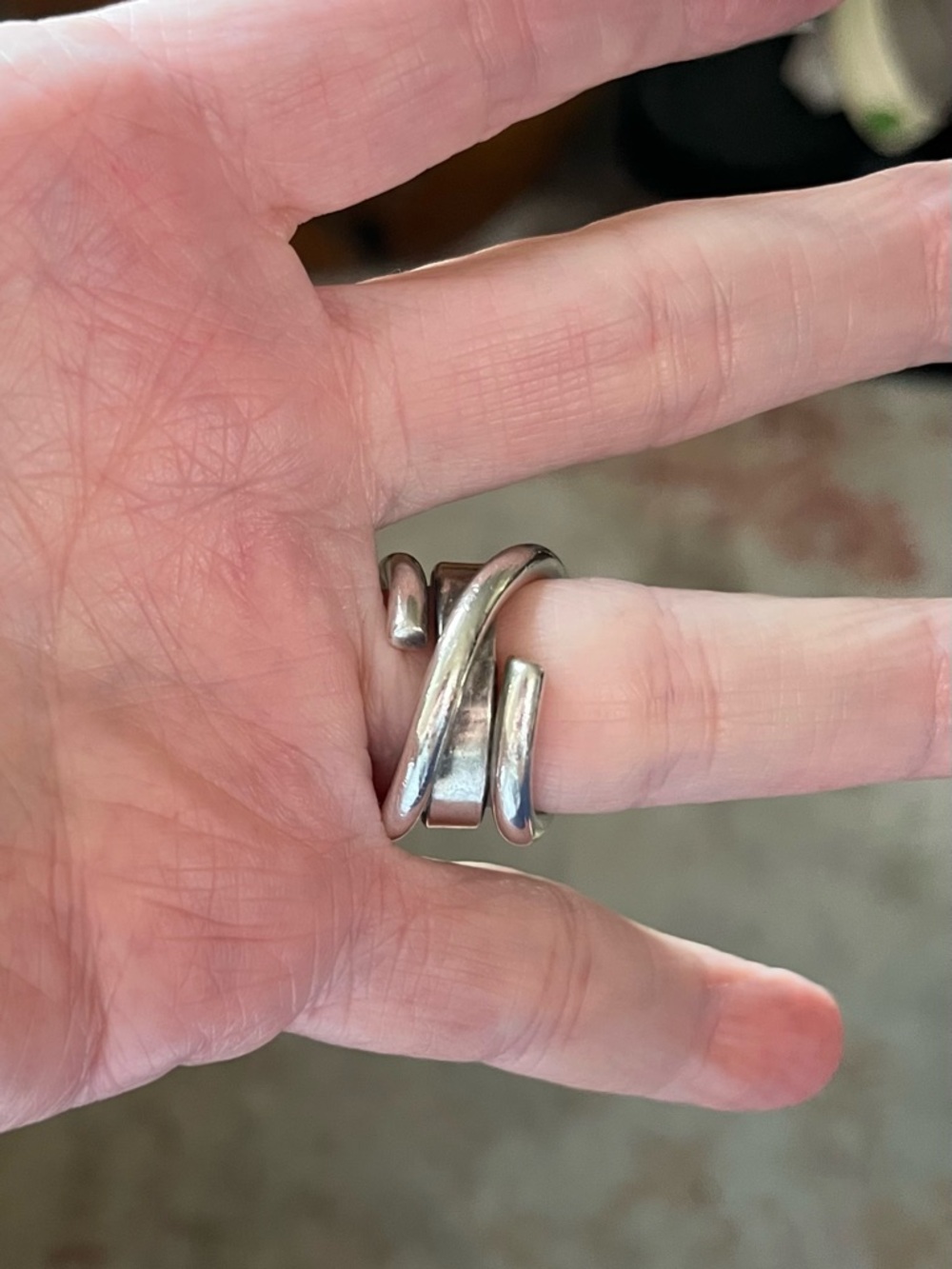 Lilly Barrack Sterling .925 Freshwater Pearl Ring
Unique split shank band - Picture 5 of 10